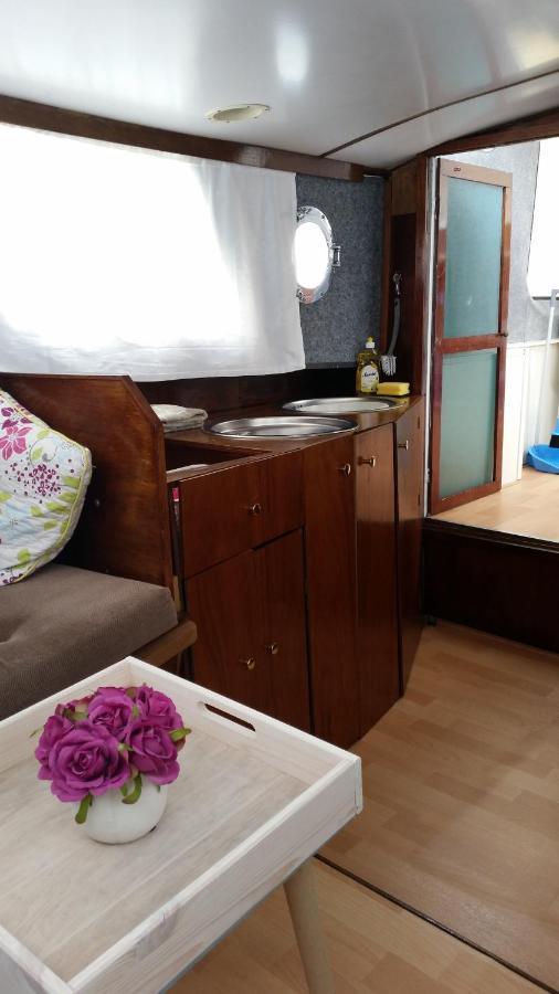 Boat Ella - Kamperen Op Het Water -Niet Om Mee Te Varen -Read Host Profile-Lees Hostprofiel Jutrijp Exterior photo