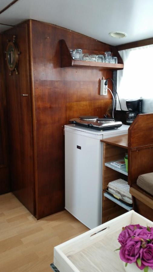 Boat Ella - Kamperen Op Het Water -Niet Om Mee Te Varen -Read Host Profile-Lees Hostprofiel Jutrijp Exterior photo