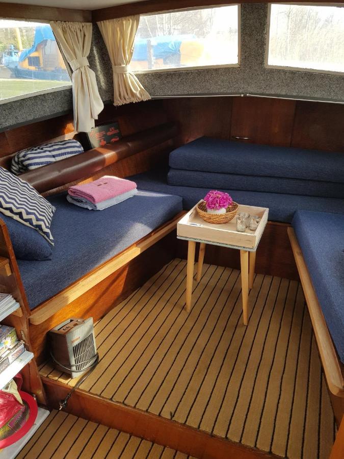 Boat Ella - Kamperen Op Het Water -Niet Om Mee Te Varen -Read Host Profile-Lees Hostprofiel Jutrijp Exterior photo