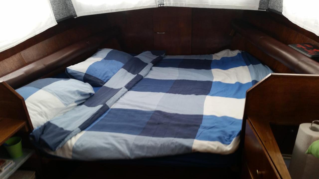Boat Ella - Kamperen Op Het Water -Niet Om Mee Te Varen -Read Host Profile-Lees Hostprofiel Jutrijp Exterior photo