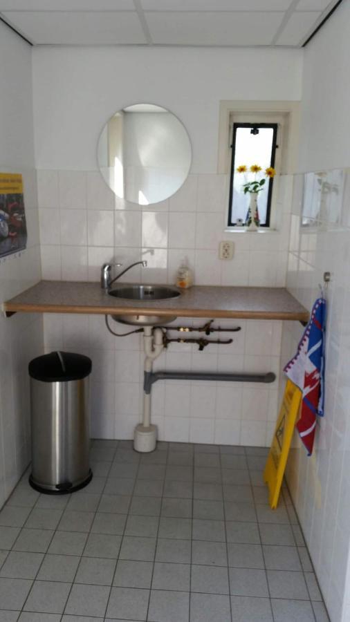 Boat Ella - Kamperen Op Het Water -Niet Om Mee Te Varen -Read Host Profile-Lees Hostprofiel Jutrijp Exterior photo