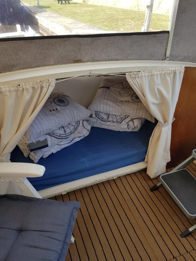 Boat Ella - Kamperen Op Het Water -Niet Om Mee Te Varen -Read Host Profile-Lees Hostprofiel Jutrijp Exterior photo