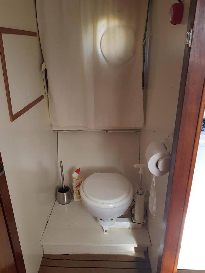 Boat Ella - Kamperen Op Het Water -Niet Om Mee Te Varen -Read Host Profile-Lees Hostprofiel Jutrijp Exterior photo